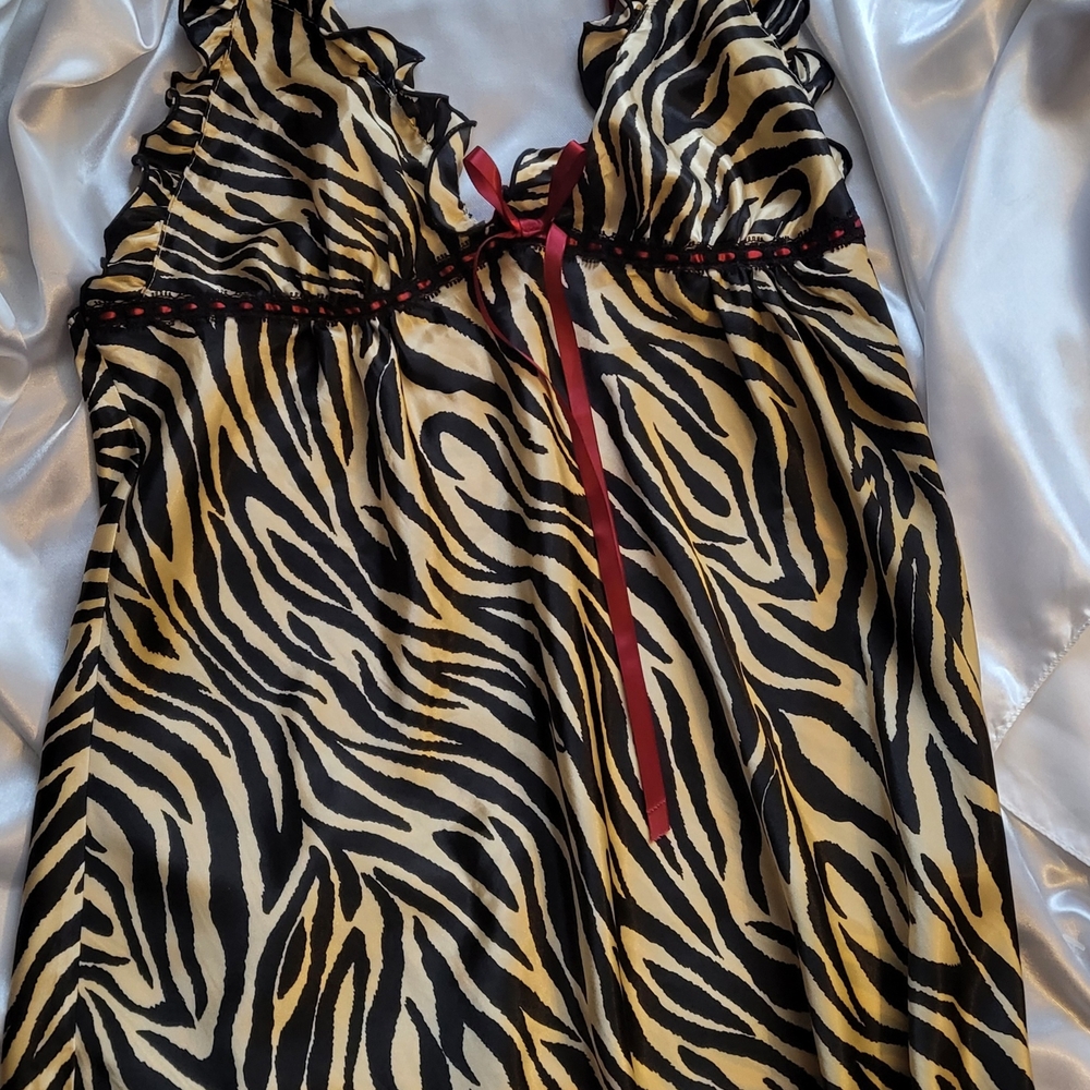 Three piece gold and black lingerie Set (Large) Robe, Cami, Thong Underwear. - Picture 5 of 10